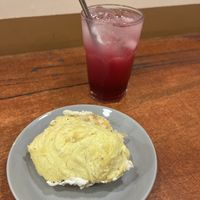 Pão de queijo na chapa com cream cheese, e suco de groselha com limão  #Veganuary at Hera Veggie in Sao Paulo