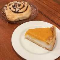 Torta basca e rolinho de canela  at Hera Veggie in Sao Paulo