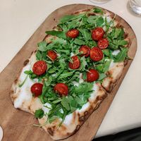 Pinsa mit veganem Käse, Tomaten, Rucola at Pizzeria del Ponte in Recco