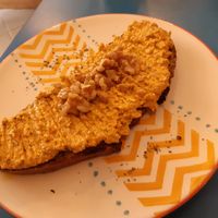 Tosta con paté vegano / open sandwing with some vegan paté at El Perro De Pavlov in Madrid