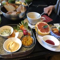 Seasonal green smoothie, false egg salad, pumpkin-cashew salsa, pumpkin-apple-ginger chowchow, grapefruit, vegan “birchermüesli” (fruit bowl with soy joghurt), vegan “camemb at Les Gareçons in Basel