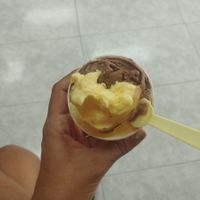gelat de mango i de llet d'avellanes amb xocolata at El Cucurucho Heladeria  - Es Castell in Menorca