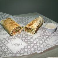 Kebab de falafel feito com bolinhos de grão de bico, molho tahine, pão árabe, alface, tomate e salsinha. 💚 at Laziz Food Truck in Fortaleza