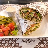 Sadiuche de Faláfel com Tahine e salada at Laziz Food Truck in Fortaleza