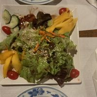 Vegan mango salad, vegetarian dish that can be made vegan at Puce in Aarberg