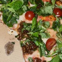 pizza base de tomate con cherrys, canónigos, vinagreta y queso vegano 10/10  at GALiPiZZA in Ribadeo