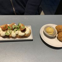 Jummie vegan bitterballen en Brushetta at Rozey in Rotterdam