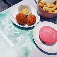 Bitterballen en Roze(y) koek 💚 at Rozey in Rotterdam