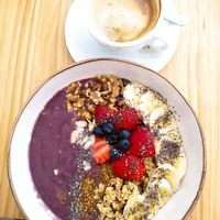 Açai bowl y café con avena at Caledonia Coffee in Salamanca