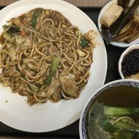 Teppanyaki fried noodles with wonton soup, side dish, and dessert at Sù Lè Huó Chú Fāng in Taichung