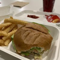 Daily Chick’n Deluxe  at Daily Veg in Wilmington