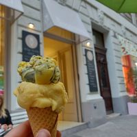 Tiger-tail and mango ice-cream at Veganista Ice Cream VIII in Vienna