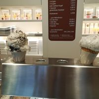 Soy based cookie (oreo) flavour on the left and soy based poppy seed flavour on the right side at Veganista Ice Cream VIII in Vienna