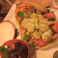 Plato que optamos por compartir, pero puedes no compartirlo. Llevaba garbanzos, lentejas, tomate, patata, canónigos, una salsa riquísima a base de espinacas creo, con un aliño d at Sanissimo - Gran Via in Madrid