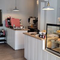 Entrée. Large room with tables beside the corner. at Mit Herz und Zucker in Hamburg