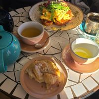 Cardamom-bun, scrambled egg with avocado, fresh ginger-orange and green-tea at Mit Herz und Zucker in Hamburg