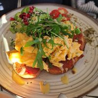 Scrambled eggs with avocado at Mit Herz und Zucker in Hamburg
