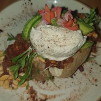 Patata rellena de chili sin carne con jack fruit, con crema agria de anacardos at MIMO in Malaga