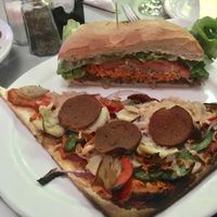 Pizza and hamburger  at Faste Fou in Joliette