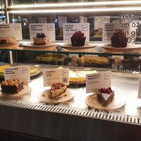 Postres 100% plant based, sin gluten y sin azúcar refinado at Honest Greens - Serrano in Madrid