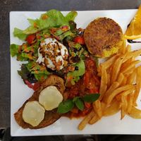 Assiette végétarienne, l œuf est bio at La Grange de Célice in Segoufielle