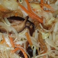 Nouilles sautées aux légumes at Le Petit Vegetarien in Paris