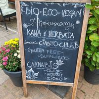 Aufsteller, welcher vermuten lässt das Café ist rein vegan. at Eko Sklep & Smoothie Bar Dobra Karma in Wolin