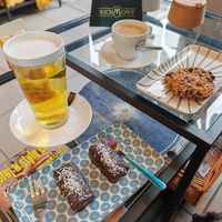 Links veganes Gebäck und Mango-Tee, rechts vegetarischer Cookie mit Butter und Kaffee. at Eko Sklep & Smoothie Bar Dobra Karma in Wolin
