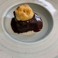Brownie vegano con helado de maracuyá   at Curcuma in Vigo