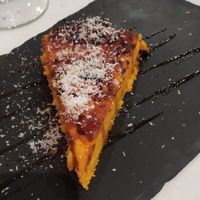Pastel crudivegano de zanahoria y coco at Curcuma in Vigo