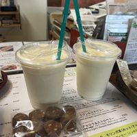 Pineapple coconut honey smoothie 10/10 !!! And some vegan hazelnut cookies!   at Parlor Neppu Asia in Naha