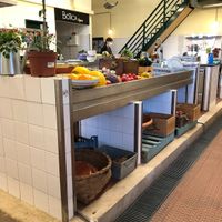 the kitchen is spotless clean open kitchen style  at A Praça in Sintra