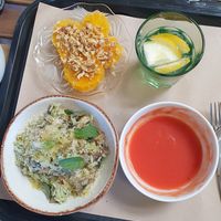 Arroz con champiñones, sopa de betabel y otras verduras, limonada y postre at A Praça in Sintra