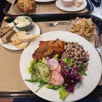 Ricotta (opcional para los veganos), Ratatouille con judias y ensalada, manzana al horno con granola at A Praça in Sintra