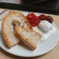 Entrada de tomate e iogurte (vegetariano) at A Praça in Sintra