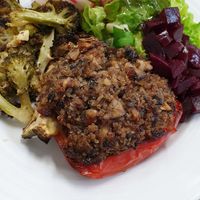 Stuffed bell pepper with a quinoa and mushroom mix, roasted broccoli and a salad at A Praça in Sintra