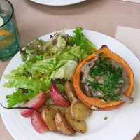 Abóbora recheada com coguemlos e batata assada at A Praça in Sintra
