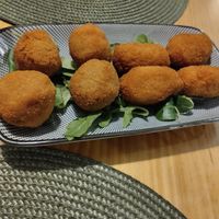 Croquetas, as redondas de setas e as alongadas de cenoria at A Porta Verde in Santiago De Compostela