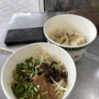 Dumplings and vegan beef noodles  #Veganuary at JīnHuá ShuǐGuǒ 金華水果食品行 in Taipei