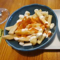 PATATAS BRAVAS DIRTY FRIES (VE)
Fries topped with tomato & smoked paprika sauce, vegan mayo and Cajun seasoning at Harvester Quayside - Mediacityuk in Manchester