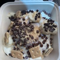 Build your own cinnamon roll at Cinnaholic in Pearland