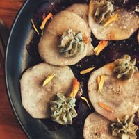 Carpaccio de betteraves et poires, mousse au bleu végétal, fleur de sel at Mōpa in Paris