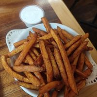 Zoete aardappelfrietjes at Follow Your Heart Market & Cafe in Canoga Park