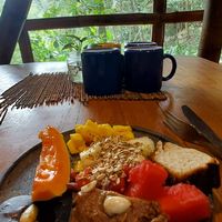 Café da Manhã com opções doces e frutas at Universo Pol Bamboo Hostel in Morro De Sao Paulo