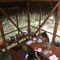 The common area in the kitchen  at Universo Pol Bamboo Hostel in Morro De Sao Paulo