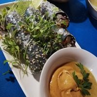 Rotllets vietnamites amb salsa de cacauet at CactusCat Bar in Barcelona