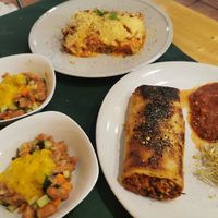 Los platos ptincipales con sus ensaladas, con crema de mango at CactusCat Bar in Barcelona