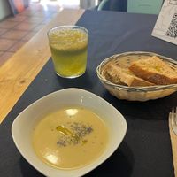 Sopa de puerro y manzana con el zumo del día de manzana y menta  at CactusCat Bar in Barcelona