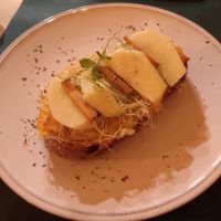 La tostada de queso con manzana es para repetir una y otra vez at CactusCat Bar in Barcelona