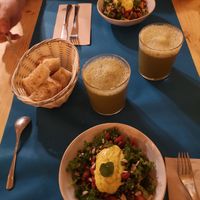 Ensalada con salsa de mango at CactusCat Bar in Barcelona